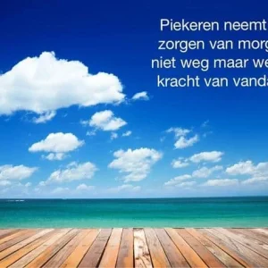 Rustige zee met wolken en houten vlonder bij tekst over piekeren